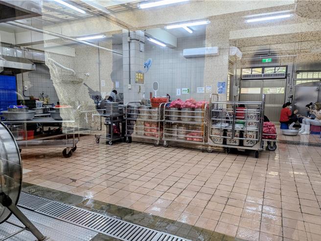武崙国小学校午餐的烹调与供应目前仍维持正常，不受水压不稳影响。（张志康摄）