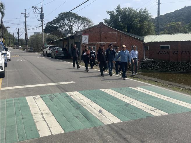 桃园市龙潭区龙新路交通量增加，地方争取道路拓宽。（吕筱蝉摄）