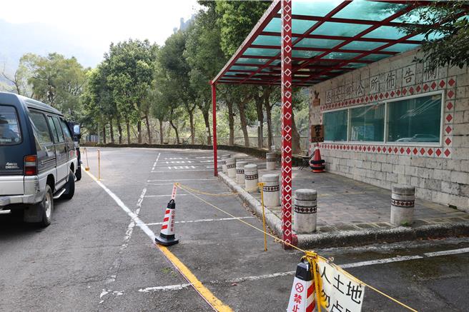 泰安鄉衛生所前方停車空地，現由新地主收回圍地，造成看診民眾無處可停車。（謝明俊攝）