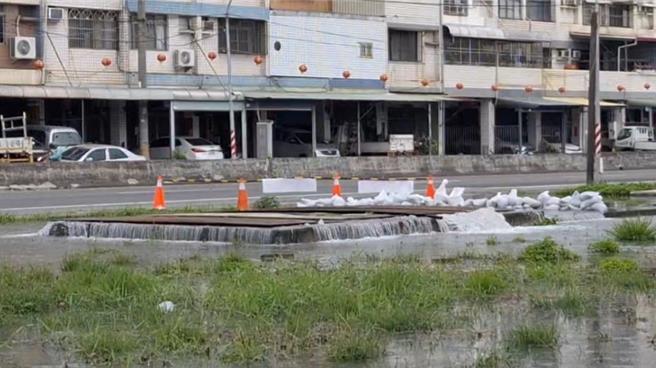 高雄给水厂前方2200mm伏流水管线漏水，水量从窨井大量溢出。（林雅惠摄）