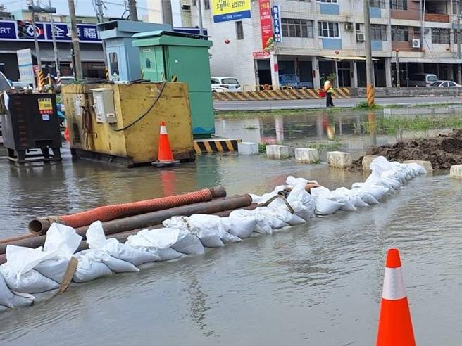 高雄给水厂门口堆置砂包防水，并调用大型抽水机抽水因应。（林雅惠摄）