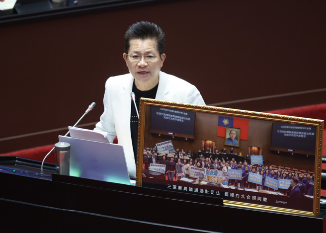 立委吳春城在25日總質詢中澄清壯世代爭議，並請辭立委一職。（姚志平攝）