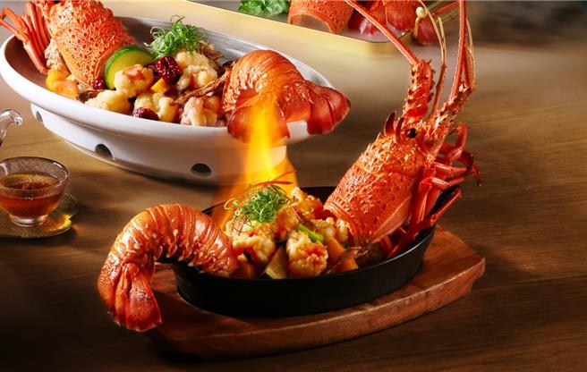 丰禾「蔥薑醬爆龍蝦」上桌時的火焰秀相當吸睛。（王品集團提供／朱世凱台北傳真）