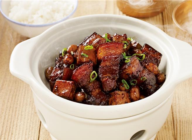 時時香「阿婆紅燒肉」標榜軟嫩不膩，抓住不少老饕的胃。（瓦城泰統集團提供／朱世凱台北傳真）