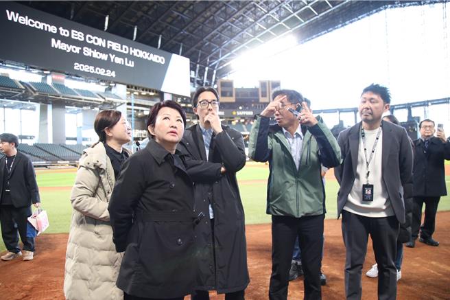 台中市長盧秀燕24日訪日，首站參訪ES CON FIELD HOKKAIDO及「北海道棒球園區」。（圖／台中市府）