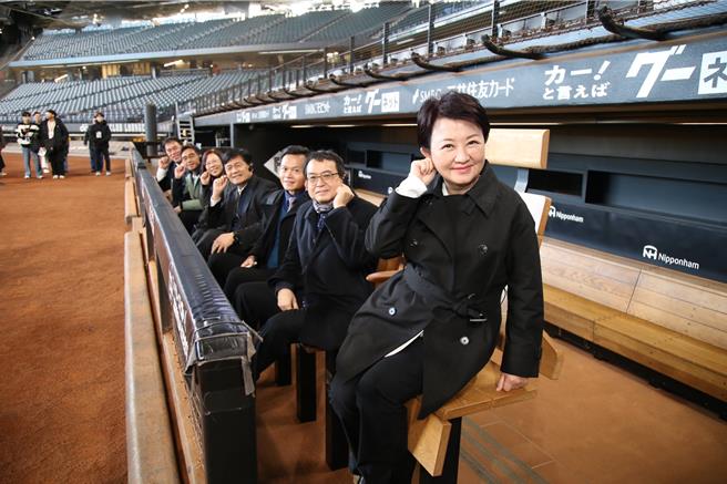 台中市長盧秀燕24日訪日，首站參訪ES CON FIELD HOKKAIDO及「北海道棒球園區」。（圖／台中市府）
