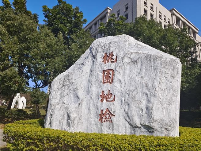 资深艺人易淑宽的独子易宝宏，因台北市夜店杀警案被判刑9年定谳。他在台北监狱服刑时，3度申请到外役监被驳回，但第4次申请时，承办人在毒品一栏选择错误，让易男获得满分。桃园地检署25日指挥廉政署搜索4处，带回易淑宽、3名狱所人员、3名证人说明。（赖佑维摄）