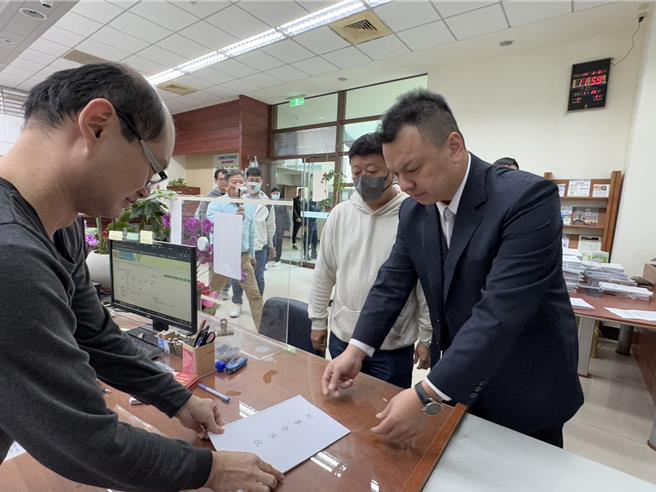 民进党籍立委王美惠、陈冠廷连署案也传有民眾被盗用资料连署，进而向嘉义地检署提告。(吕妍庭摄)