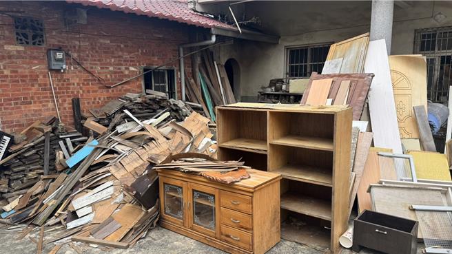 苗栗县造桥乡龙升村、谈文村共计700多户居民，长期缺乏天然气管线，导致生活不便。居民只能依赖桶装瓦斯或木柴生火，冬季更面临热水供应不足的困境。（吕丽甄摄）