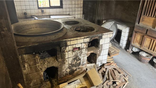 苗栗县造桥乡龙升村、谈文村共计700多户居民，长期缺乏天然气管线，导致生活不便。居民只能依赖桶装瓦斯或木柴生火，冬季更面临热水供应不足的困境。（吕丽甄摄）