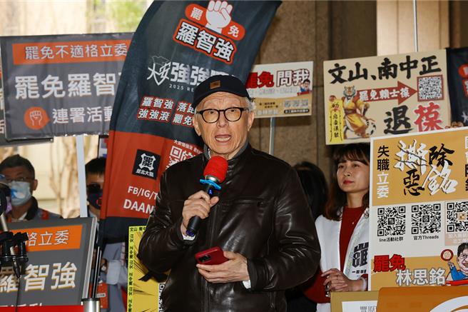 联电创办人曹兴诚（中）是否向清华大学捐款1500万元引发争议，国民党台北市议员杨植斗25日指出，1500万不是小钱，若有提领银行应该都有纪录。（本报资料照片）