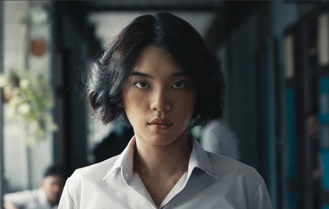 丘普朗阿瑞昆在片中自幼受村民排擠，長大後更遭到同學霸凌，最終覺醒並以強大的巫蠱降頭術展開殘酷復仇。（威視電影提供）