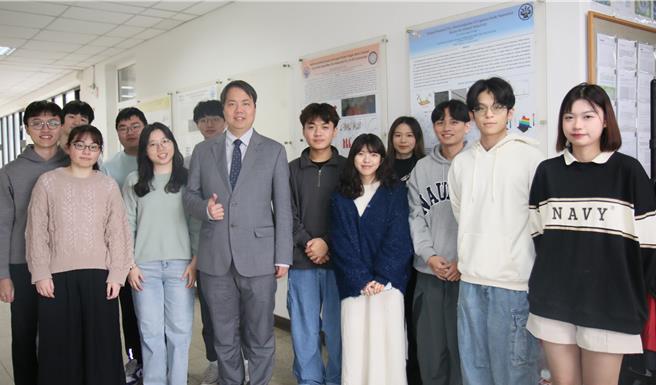 阳明交大应用化学系助理教授洪崧富与研究团队成员合影。（图／阳明交大）