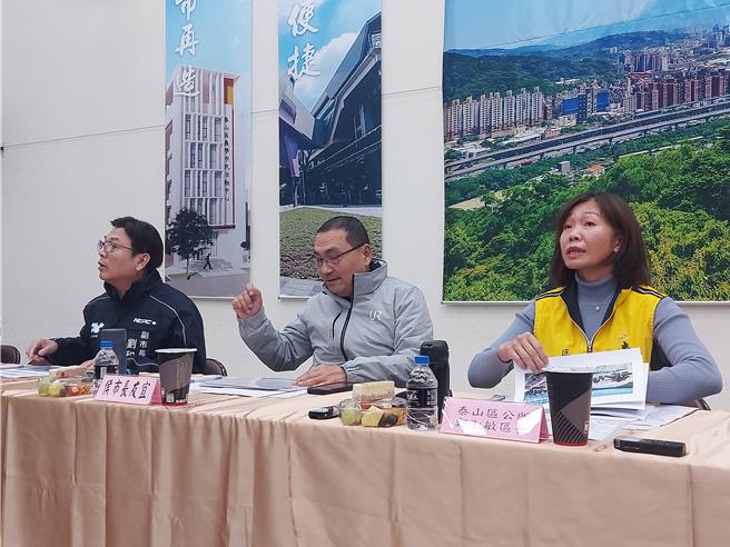 新北市長侯友宜（中）25日參與泰山區行動治理會議。（張鎧乙攝）