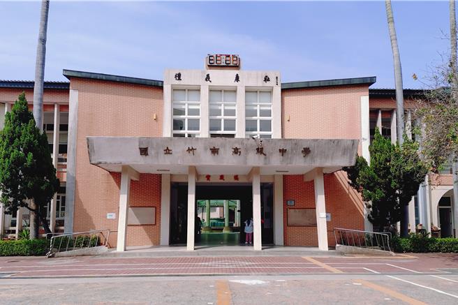 114學年度學測成績25日公布，竹南高中學生表現亮眼。儘管數學科難度提高，林芮守以59級分領先，多位學生取得滿級分。視障生詹嘉育在國文、社會科取得滿級分，清寒學子劉恩郡打工籌措補習費，期盼考取警大。校長呂淑美表示，學校提供多元學習班群，明年將增設數理與語文實驗班，提升學習環境。（呂麗甄攝）