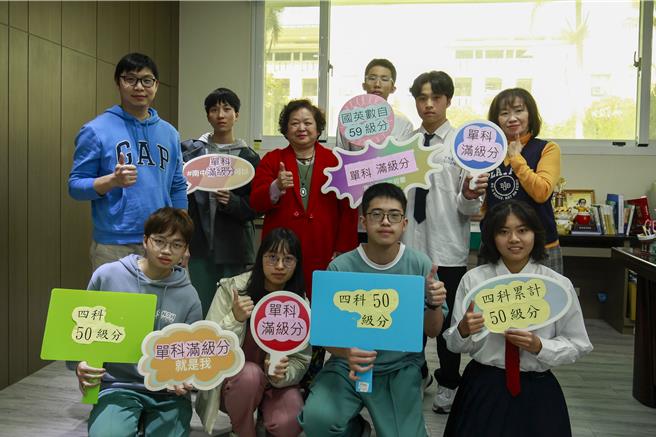 114學年度學測成績25日公布，竹南高中學生表現亮眼。儘管數學科難度提高，林芮守以59級分領先，多位學生取得滿級分。視障生詹嘉育在國文、社會科取得滿級分，清寒學子劉恩郡打工籌措補習費，期盼考取警大。校長呂淑美表示，學校提供多元學習班群，明年將增設數理與語文實驗班，提升學習環境。（呂麗甄攝）