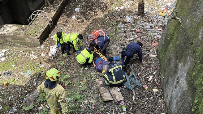 基隆一名男子修繕欄杆意外墜樓，妻子出手相救手部骨折，兩人雙雙送醫。（翻攝畫面）