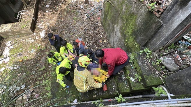 基隆一名男子修繕欄杆意外墜樓，妻子出手相救手部骨折，兩人雙雙送醫。（翻攝畫面）