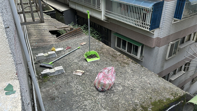 基隆一名男子修繕欄杆意外墜樓，妻子出手相救手部骨折，兩人雙雙送醫。（翻攝畫面）