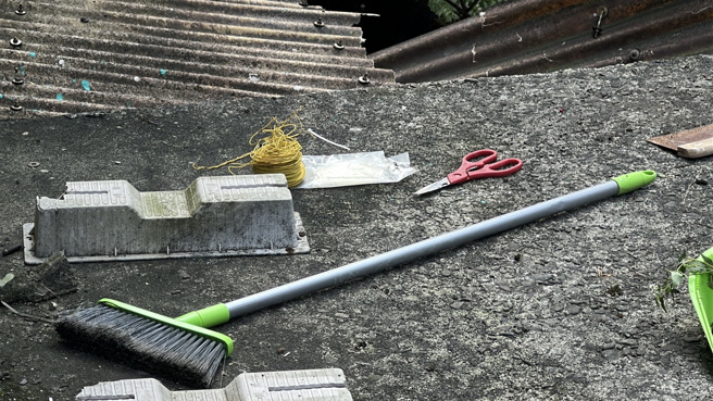 基隆一名男子修繕欄杆意外墜樓，妻子出手相救手部骨折，兩人雙雙送醫。（翻攝畫面）