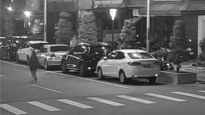 疑跟男友吵架心情不好，金女持利刃刺伤路人，被拍下身影。（民眾提供／王志伟花莲传真）