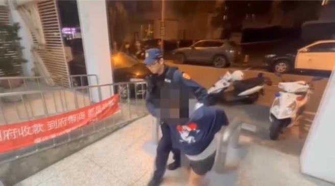 花莲发生女子拿小剪刀随机攻击刺伤路人颈部的案件，花莲警分局很快逮捕涉嫌的41岁金姓女子。（警方提供／王志伟花莲传真）