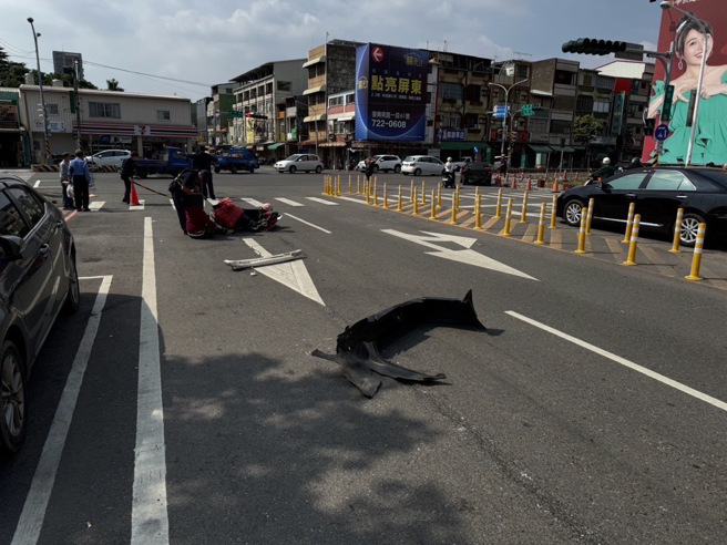 屏东市46岁廖姓男子驾驶自小客车追撞前方车辆，撞击力道过大，不仅波及一旁行驶中的机车，更衝撞停放在建国派出所前的警用巡逻车。（图警方提供／简铭柱翻摄）