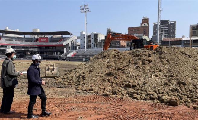 新竹市立棒球场外野开挖竟发现大量塑胶制品、废电线、红砖等建筑废弃物，新竹地检署25日已分案侦办。（新竹地检署提供／陈育贤新竹传真）
