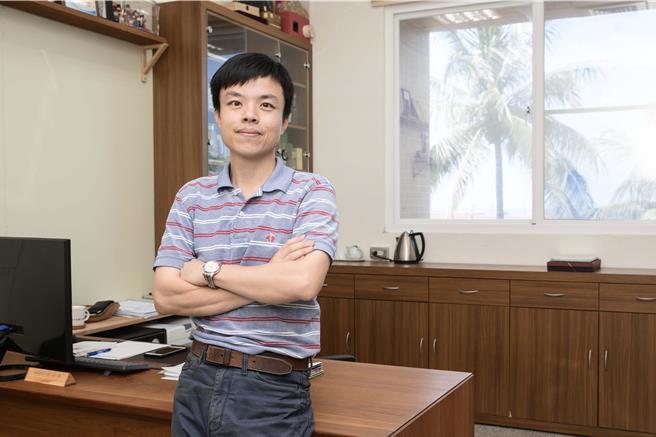 中山大学光电工程学系讲座教授兼研发长林宗贤因在液晶光电领域研究、技术创新贡献卓越，当选2025美国光学学会会士。（中山大学提供／郭良杰高雄传真）