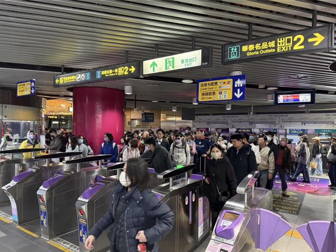 机捷达2亿旅次，11位幸运儿获都会通定期票及限量商品福袋。图为2025台湾灯会的首周末机捷人潮。（桃捷公司提供／廖姮玥桃园传真）