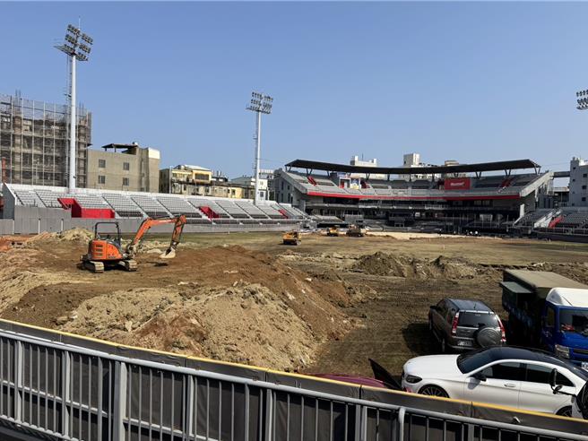 新竹市立棒球场20日进场移除覆土，新竹市议会国民党团25日到棒球场现勘，在外野发现混凝土石块、红砖、废电线等废弃物。（王惠慧摄）