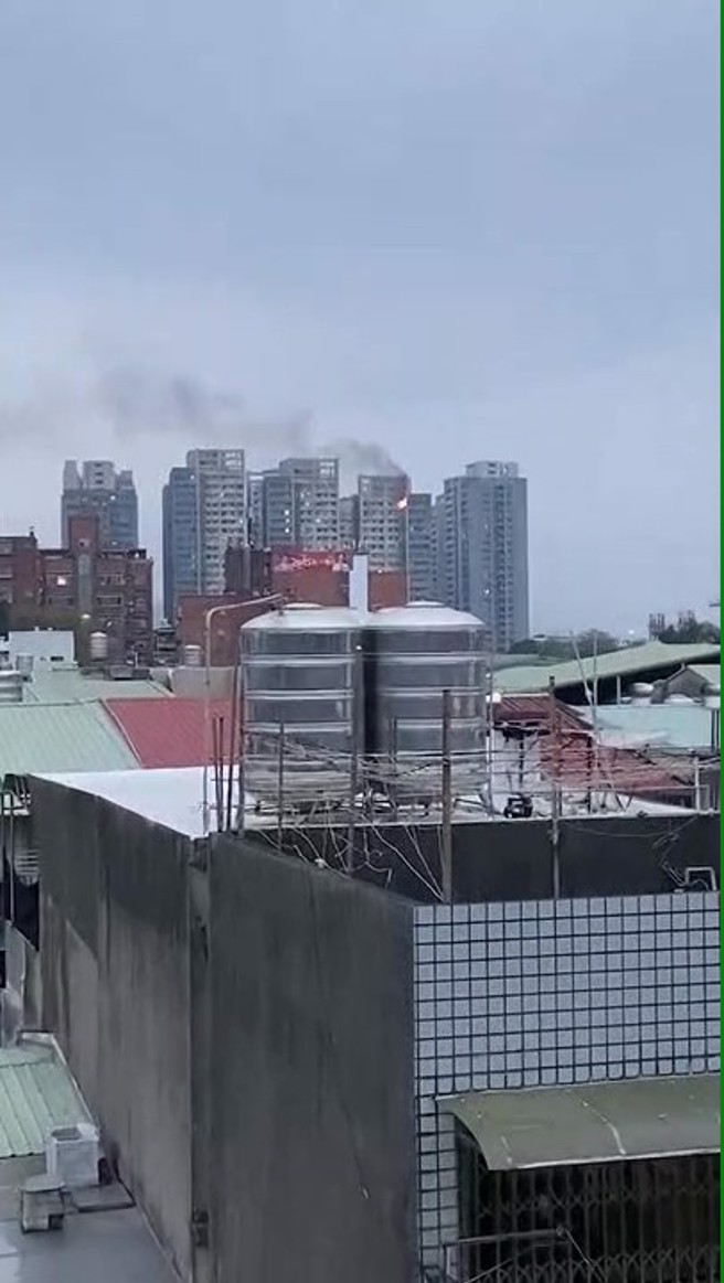 今25日下午5时许，新北市板桥区合宜住宅突发火警。（民眾提供）