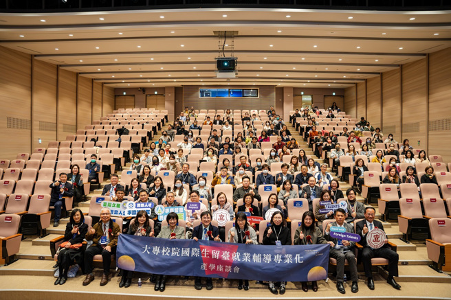 产学座谈会大合照(臺北场) 。(照片/教育部提供)