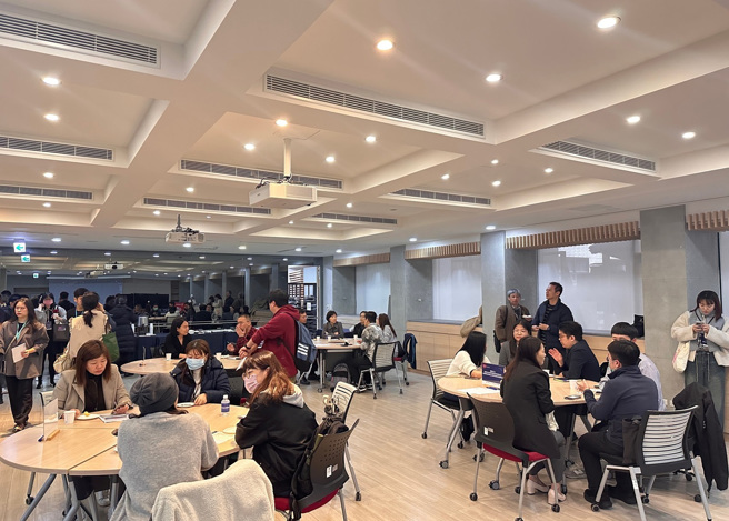 厂商与学校分区洽谈1。(照片/教育部提供)