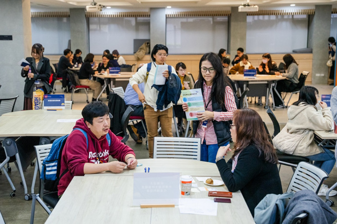 厂商与学校分区洽谈2。(照片/教育部提供)