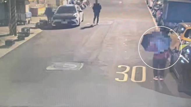 台北市南港區驚傳可疑男子凌晨遊蕩，當天沒有下雨卻撐著雨傘，形跡詭異，且不斷嘗試開啟路邊車輛車門，結果被機警民眾當場識破，立刻喝斥制止，並報警處理。（圖警方提供／簡銘柱翻攝）