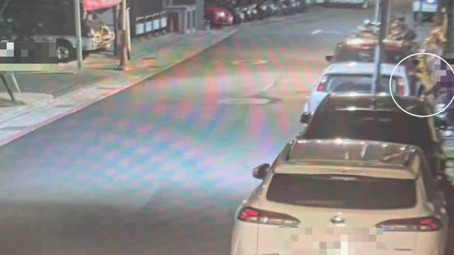 台北市南港區驚傳可疑男子凌晨遊蕩，當天沒有下雨卻撐著雨傘，形跡詭異，且不斷嘗試開啟路邊車輛車門，結果被機警民眾當場識破，立刻喝斥制止，並報警處理。（圖警方提供／簡銘柱翻攝）