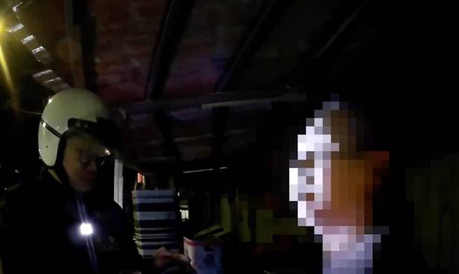 台北市南港區驚傳可疑男子凌晨遊蕩，當天沒有下雨卻撐著雨傘，形跡詭異，且不斷嘗試開啟路邊車輛車門，結果被機警民眾當場識破，立刻喝斥制止，並報警處理。（圖警方提供／簡銘柱翻攝）