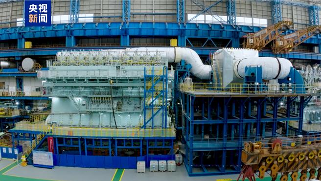 大陆自主研制全球最大功率甲醇双燃料船用发动机正式发布。（大陆央视）