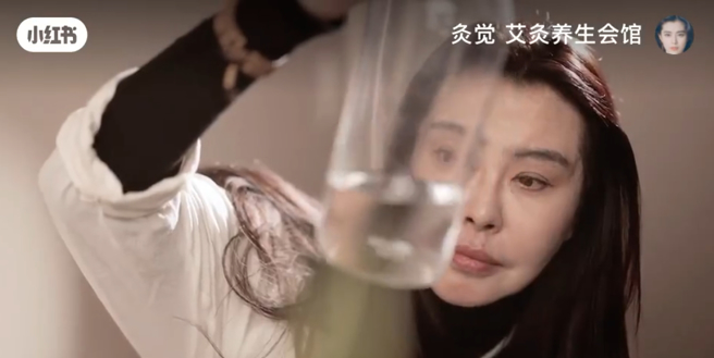 58岁王祖贤上传新影片，并且大方入镜。（图／王祖贤小红书）