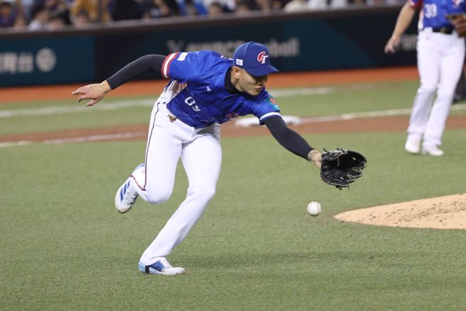 西班牙擊出安打，徐若熙試圖攔截。（杜宜諳攝）