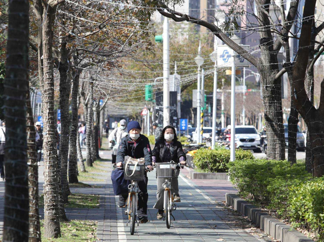 26日中部以北及东半部地区云多偶有零星飘雨，夜晚清晨各地低温约14至17度。（示意图／资料照）