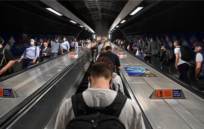 英国伦敦一处车站早晨尖峰时段通勤人潮。（图／路透社）