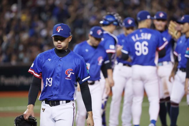 7局下徐若熙退場。（杜宜諳攝）