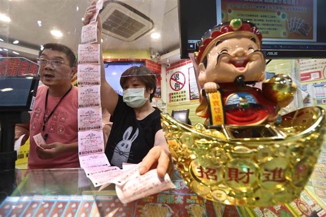 下期大乐透头奖仍保证1亿元。（图／本报资料照片）
