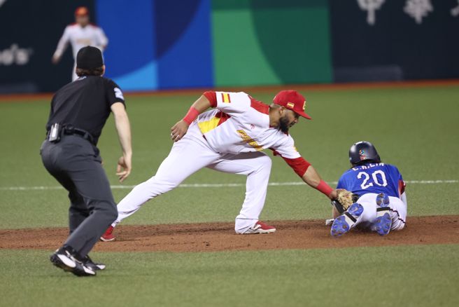 林佳緯順利上壘。（杜宜諳攝）