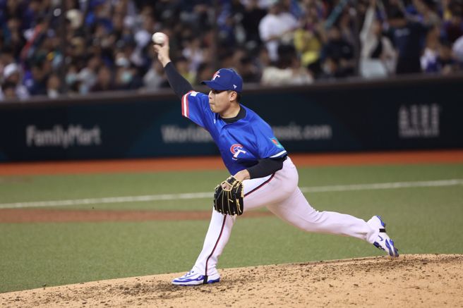 九局下曾峻岳上場。（杜宜諳攝）