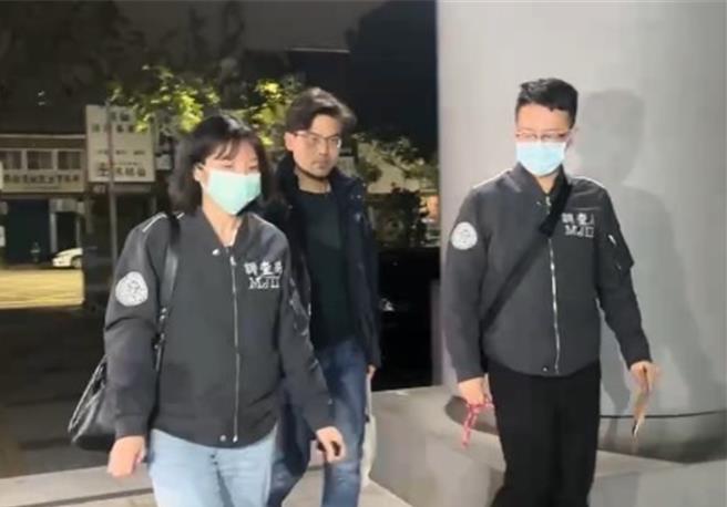 民进党立委林岱桦胞弟林岱融等3人，25日7时30分许陆续抵达高雄地院重开羁押庭，经过1个半小时审理，于晚间9时24分法官裁定3人均羁押禁见。（郭良杰摄）