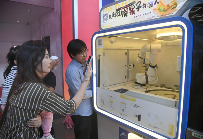 花了大量制造与维护经费做出售价只有10几元人民币的商品是否值得，确实令人怀疑，何况它还抢了底层民眾的饭碗。（图／新华社）