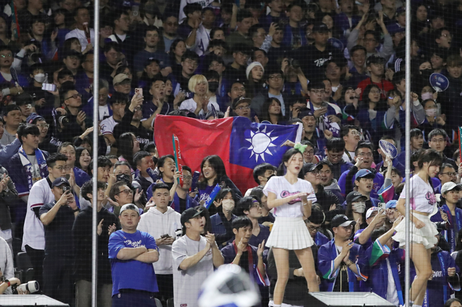 球迷舉國旗為中華隊加油。（黃世麒攝）
